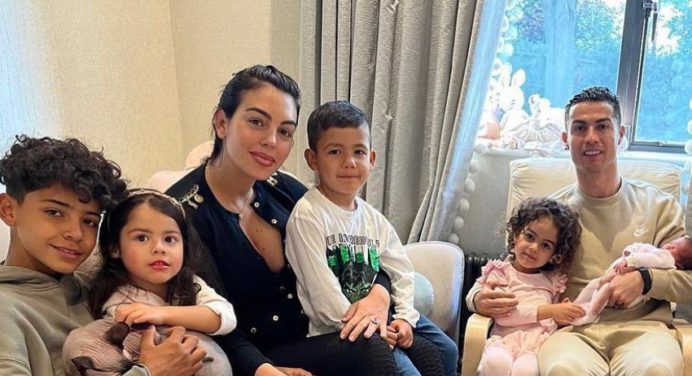 Cristiano Ronaldo y su esposa presentan a su bebe en familia