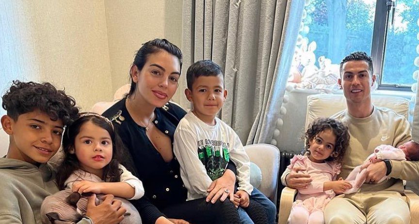 Cristiano Ronaldo y su esposa presentan a su bebe en familia