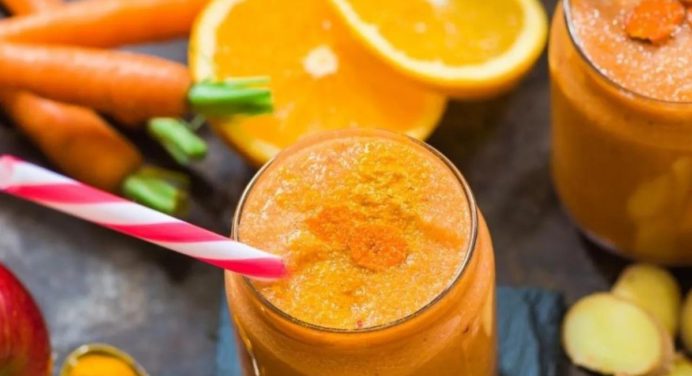 Desinflama tu abdomen con un delicioso jugo de zanahoria con naranja y cúrcuma