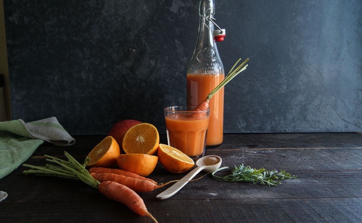 rico jugo de zanahoria con naranja y cúrcuma