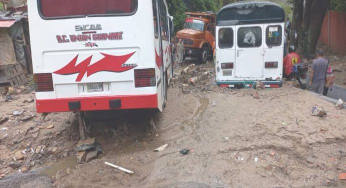 Deslizamiento de tierra en El Junquito – La Yaguara obliga al cierre del distribuidor