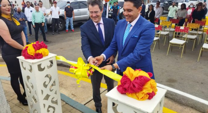 Embajador de España reinauguró Plaza junto al alcalde Paraqueima en El Tigre