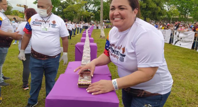 El récord Guinness a la línea de barras de chocolate más grande del mundo celebra primer aniversario