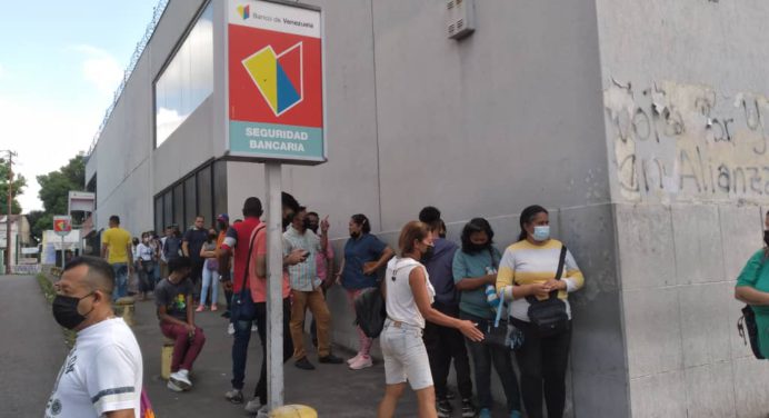 Bancos full de clientes para no quedarse sin efectivo durante Semana Santa