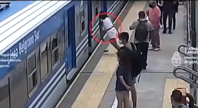 ¡Escalofriante video! Mujer cae en las rieles cuando llega el tren y se salva de milagro