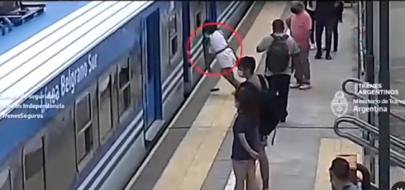 ¡Escalofriante video! Mujer cae en las rieles cuando llega el tren y se salva de milagro