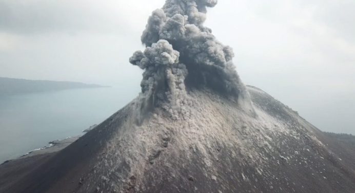 Fuerte actividad volcánica mantiene alerta a Indonesia