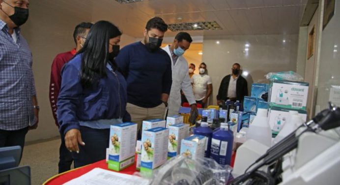 Gobernador Luna entrega insumos en el hospital de Caripe