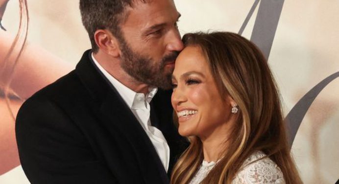 Jennifer López anuncia su compromiso con Ben Affleck