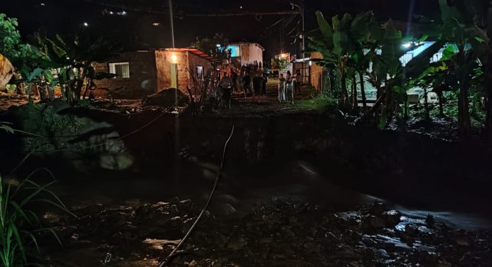 Intensas lluvias provocan derrumbes e inundaciones en Mérida