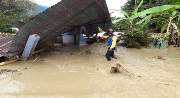 Lluvias y quebradas desbordadas en Mérida dejan varios sectores incomunicados