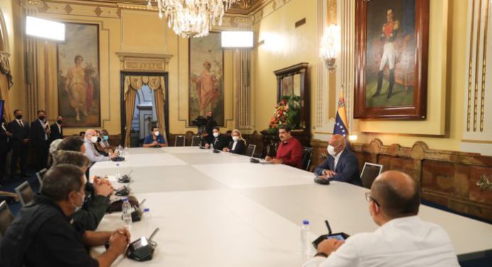 Maduro se reunió con representantes del Foro Cívico para reanudar la mesa de diálogo