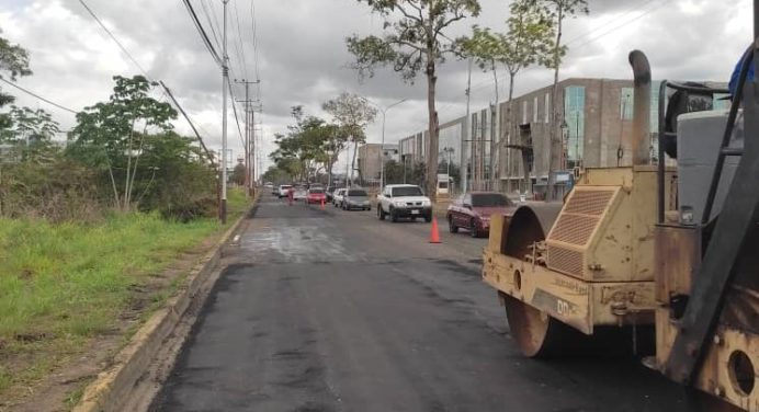 Más de 83 toneladas de asfalto colocaron en avenidas Alirio Ugarte Pelayo y Orinoco