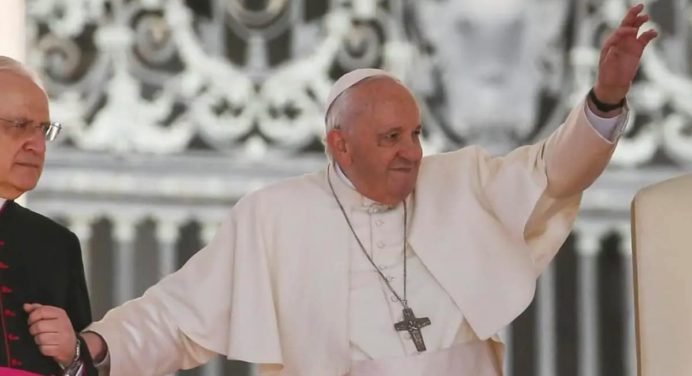 Médicos piden al papa Francisco que «no camine»