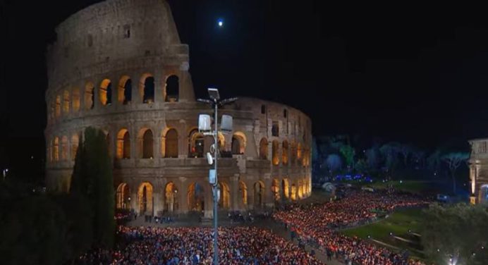 Miles de fieles acuden al Viacrucis en el Coliseo con el Papa Francisco