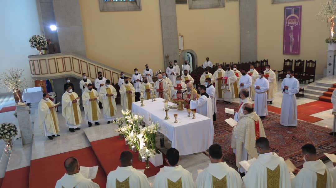 misa crismal renovo las promesas sacerdotales y bendijo santos oleos en la catedral de maturin laverdaddemonagas.com misa8