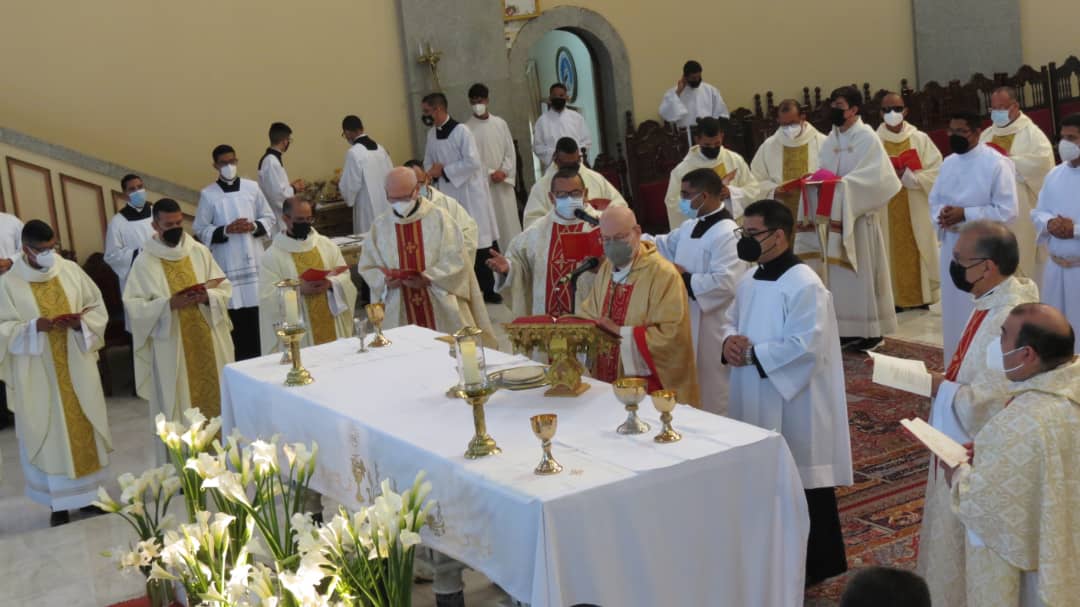 misa crismal renovo las promesas sacerdotales y bendijo santos oleos en la catedral de maturin laverdaddemonagas.com oleos