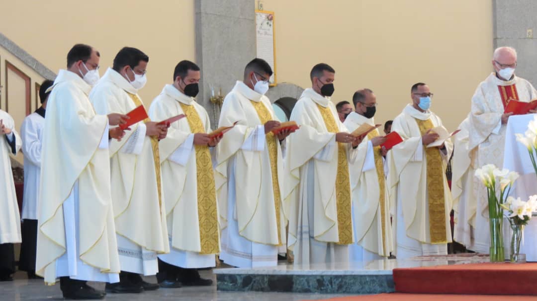 misa crismal renovo las promesas sacerdotales y bendijo santos oleos en la catedral de maturin laverdaddemonagas.com sacedotes