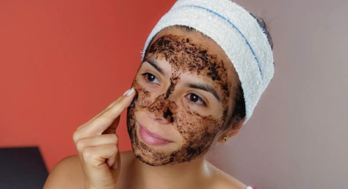 Obtén una piel sin arrugas y sin ojeras con este exfoliante natural