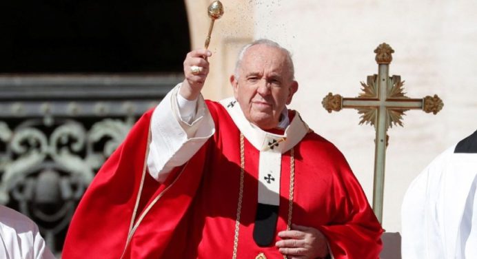 Papa Francisco lamenta locura de la guerra en homilía del Domingo de Ramos