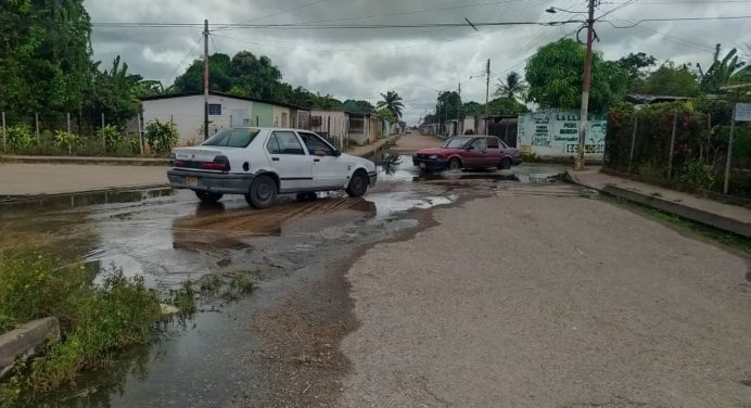 En el sector Prados del Sur las aguas servidas corren libremente