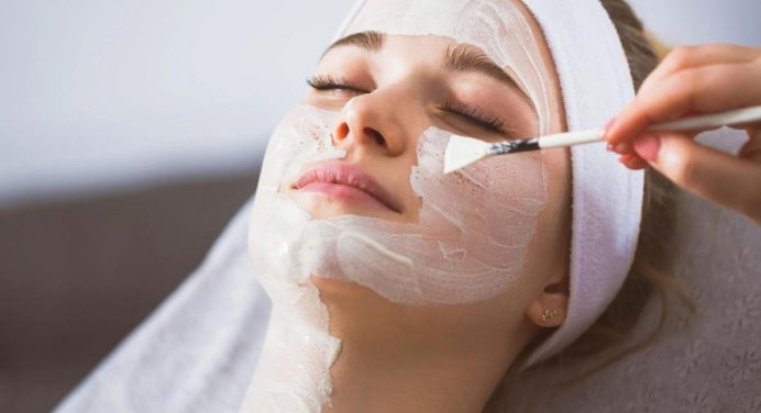Prepara la crema de vitamina E y orégano para reducir las arrugas de la piel