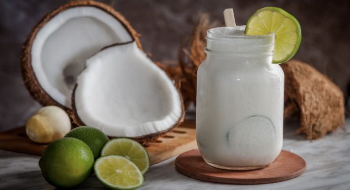 Prepara una deliciosa limonada de coco para esta temporada de calor