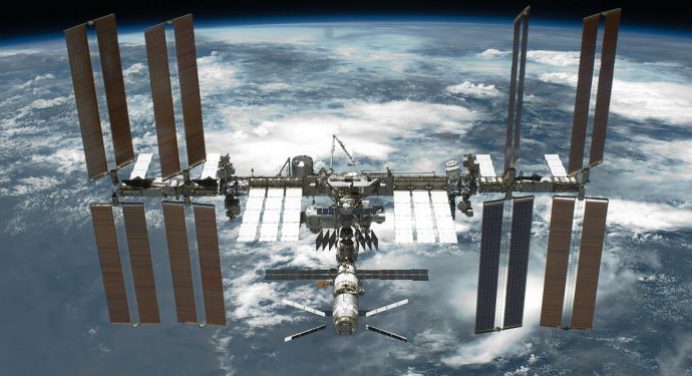 Estación Espacial Internacional se acopla con éxito a primera misión privada del espacio