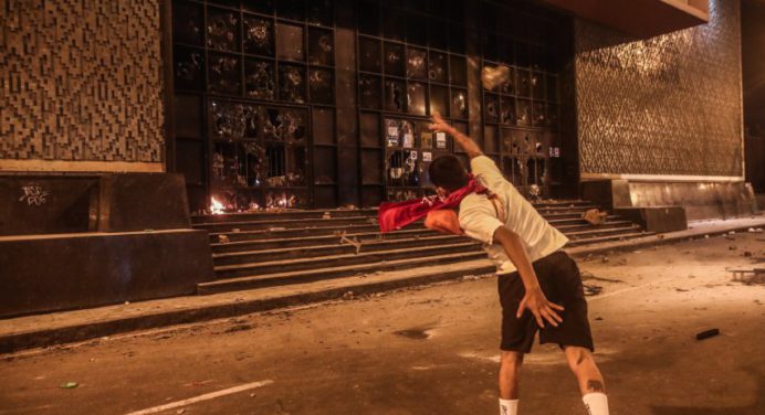 Protestas en Perú derivan en ataque a sede del Poder Judicial