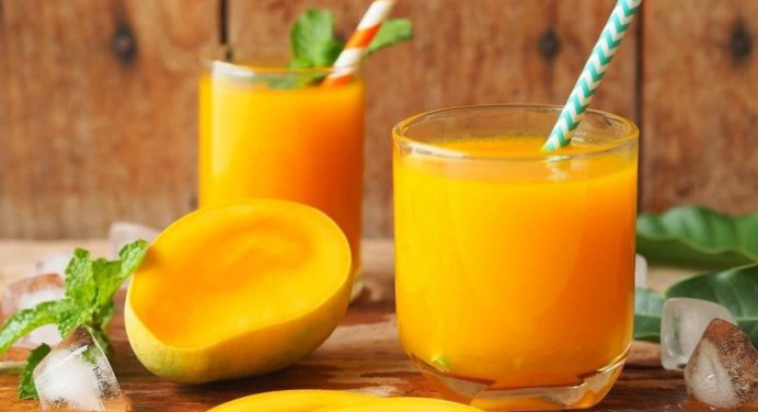 ¡Refréscate! Bebida de mango con piña para este tiempo de calor
