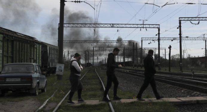 Rusia atacó cinco estaciones de trenes en el centro y oeste de Ucrania