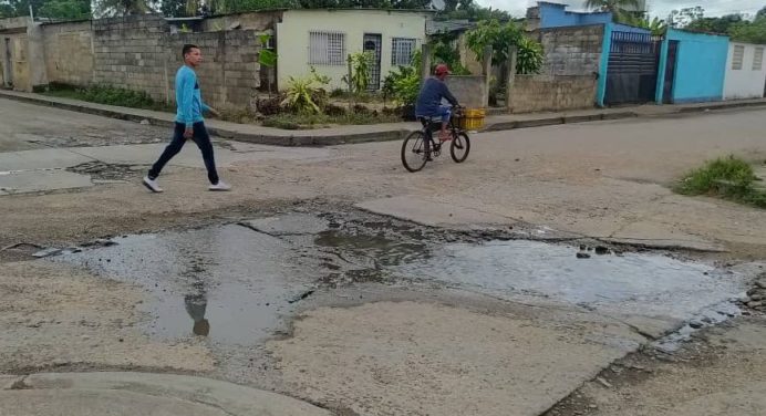 Vecinos de Sabana Grande denuncian que viven a oscuras