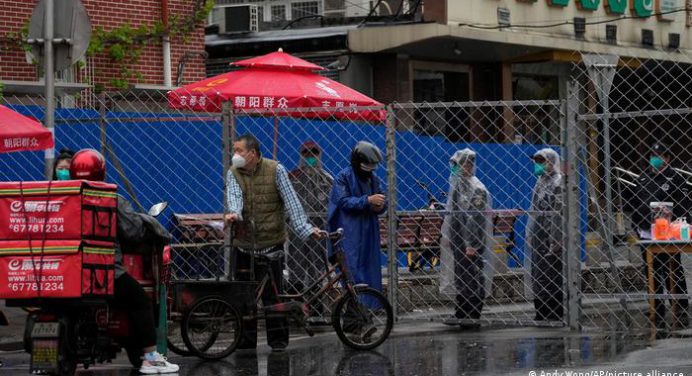Shanghái instala vallas en las entradas de zonas afectadas por Covid-19
