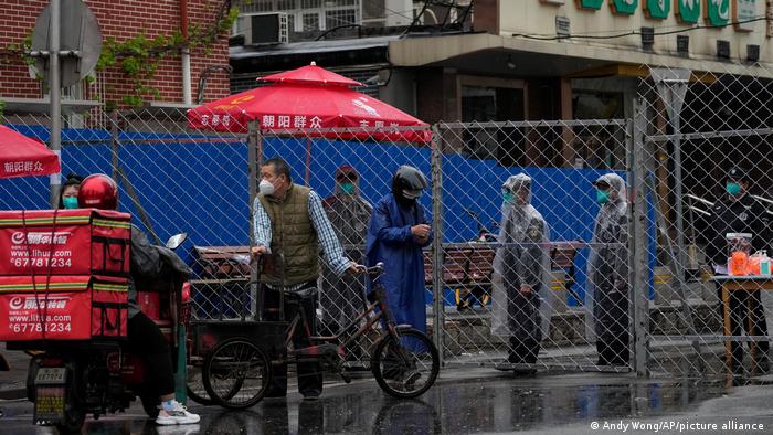 Shanghái instala vallas en las entradas de zonas afectadas por Covid-19