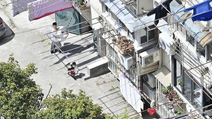 shanghai planea relajar el confinamiento laverdaddemonagas.com una nina juega en un patio en shanghai el 2 de abril de 2022 hector retamal afp 97392