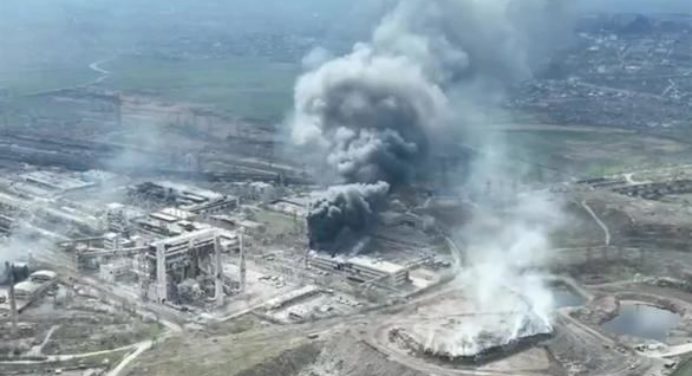 Tropas de Rusia reanudan los ataques aéreos contra planta de acero en Mariúpol