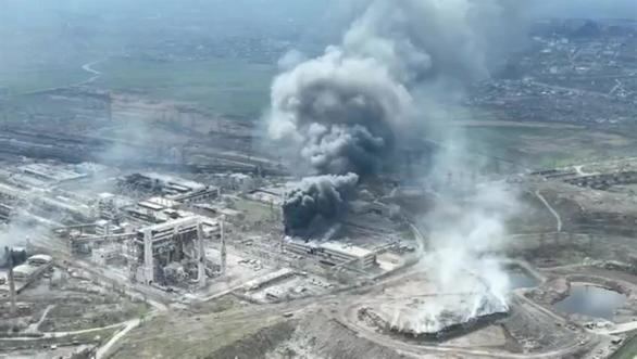 Tropas de Rusia reanudan los ataques aéreos contra planta de acero en Mariúpol