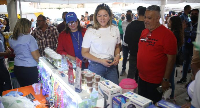 Alcaldesa Ana Fuentes recorre stands de Feria de Emprendedores en Maturín