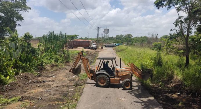Alcaldía de Maturín libera de basura la vía principal de Santa Elena en Boquerón