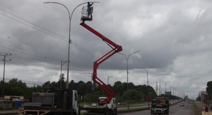 Alcaldía realiza mantenimiento al alumbrado público de la Avenida Bella Vista de Maturín