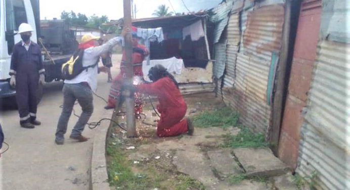 Alcaldía repara poste eléctrico en San Maturín