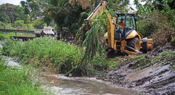 Arrancó saneamiento del caño en el sector La Muralla de Maturín