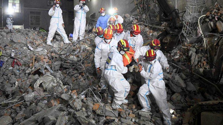 Ascienden a 53 muertos por derrumbe de edificio en China