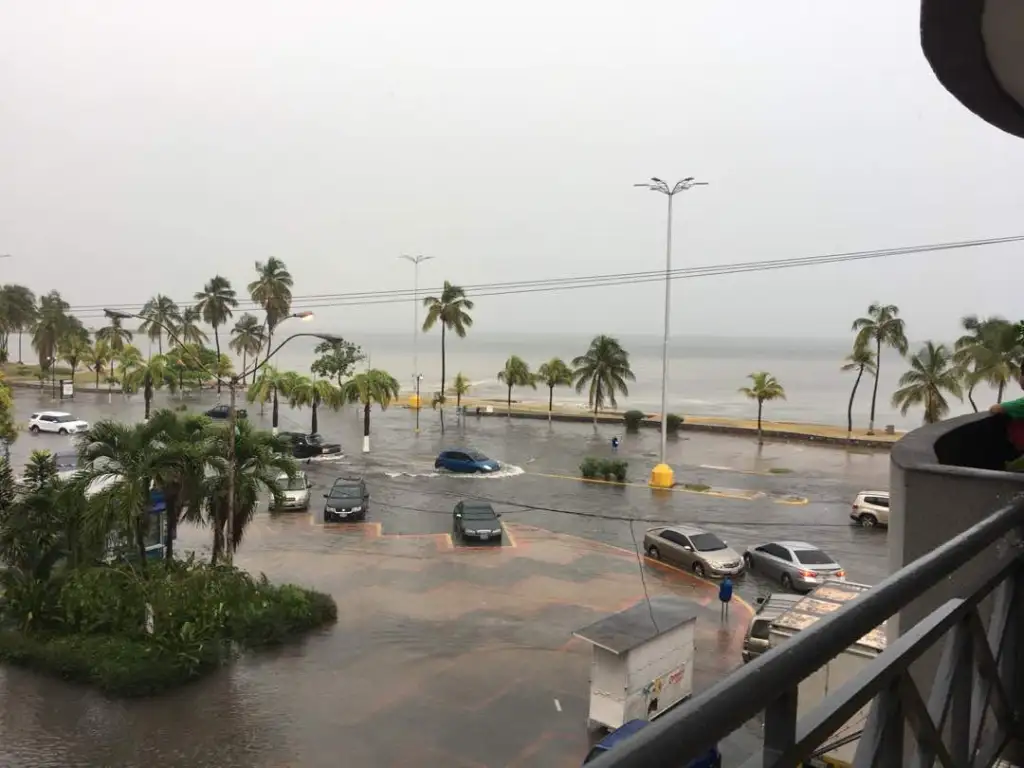 Cinco horas de lluvia cayeron sobre Puerto La Cruz