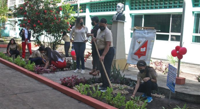 Con programa “Dejando huellas” recuperan áreas verdes en escuelas