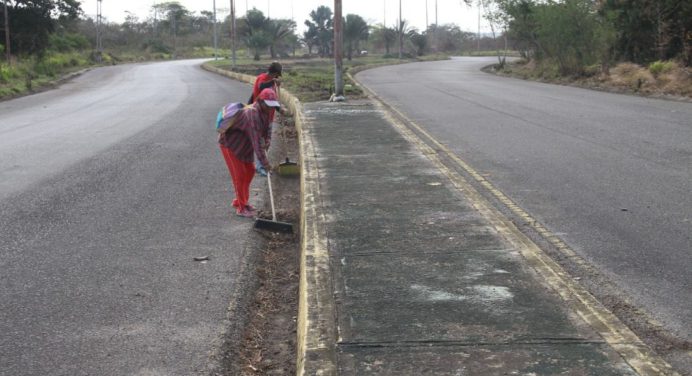 Cuadrillas embellecen más de 24 kilómetros de vialidad del municipio Cedeño