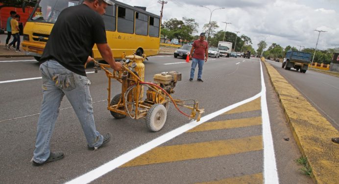 Ejecutivo regional inicia demarcación en avenida Raúl Leoni de Maturín