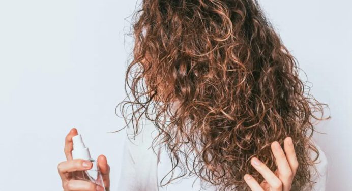 Elimina el frizz del cabello naturalmente con estos 4 sencillos remedios caseros