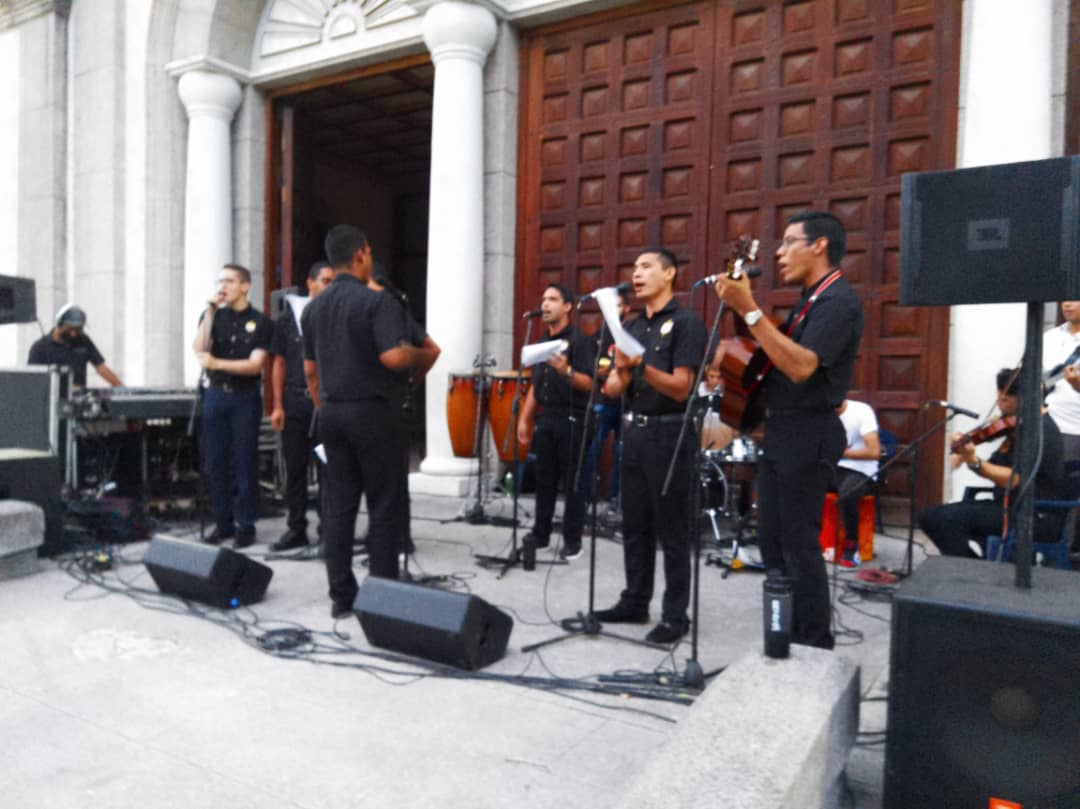 empanadazo y concierto se realizo frente a la catedral a beneficio del seminario mayor laverdaddemonagas.com seminaristas1