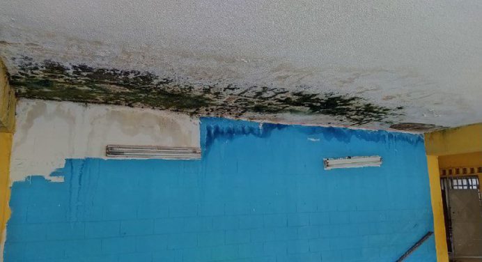 En la E.B. Gregorio Rondón llueve más adentro que afuera